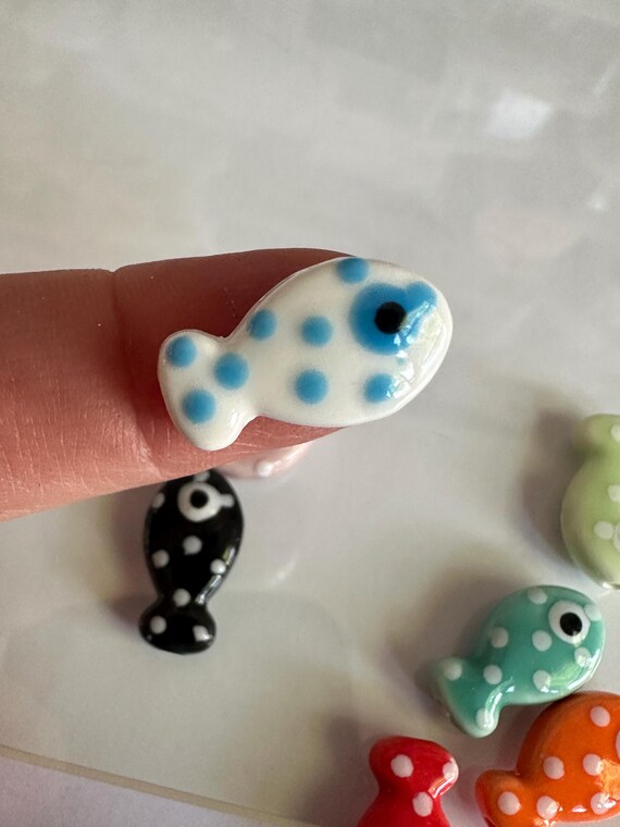 10 Bunte Keramik-Fischanhänger Für Schmuck & Basteln – Handgefertigte Meerestier-Perlen