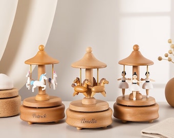 Giostra musicale in legno personalizzata: ricordo del bambino inciso