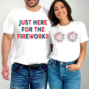 面白いアメリカの花火カップルPNG、花火のためにここにいるPNG、皮肉なカップルPNG、大人のユーモアPNG、独立記念日PNG、花火PNG