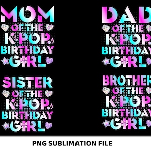 Puede incluir: Un fondo negro con cuatro diseños de texto coloridos. Los diseños dicen "MOM of the KPOP Birthday Girl", "DAD of the KPOP Birthday Girl", "SISTER of the KPOP Birthday Girl" y "BROTHER of the KPOP Birthday Girl".