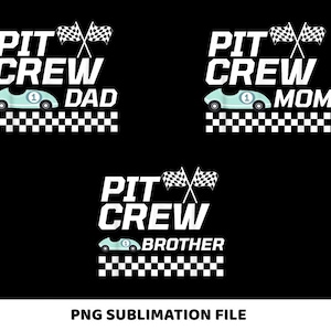 Peut inclure: Fond noir avec le texte blanc "PIT CREW" au-dessus des mots "DAD", "MOM" et "BROTHER". Chaque mot a un dessin de voiture de course bleu clair avec le numéro 1. Des drapeaux à damier sont au-dessus des mots.