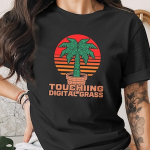 Wat betreft digitaal gras T-shirt | T-shirt met printplaat en palmboom | Gamershirt met retro zonsondergang | Synthwave Tech-cadeau