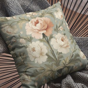 Vintage-style Victorian Floral Pattern Woven Pillow - Decorative Throw Pillow - Gothic style Botanical Home Decor