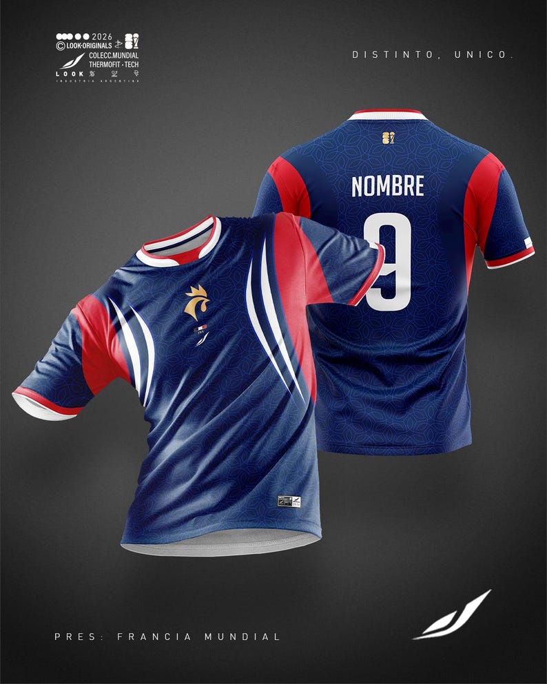 K&ouml;nnte beinhalten: Ein marineblaues Fu&szlig;balltrikot mit roten &Auml;rmeln und geschwungenen wei&szlig;en Seitenstreifen. Die Vorderseite zeigt ein goldenes Hahn-Emblem und die R&uuml;ckseite den Text NOMBRE &uuml;ber der wei&szlig;en Nummer 9. Der Stoff hat ein dezentes geometrisches Muster.
