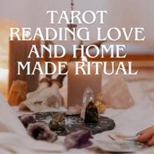 Peut inclure: Une composition de nature morte avec des bougies, des cristaux et des cartes de tarot. Le texte "TAROT READING LOVE AND HOME MADE RITUAL" est affiché. La scène est éclairée par une lumière chaude et douce, créant une ambiance mystique. Divers cristaux et pierres sont disposés autour des bougies.