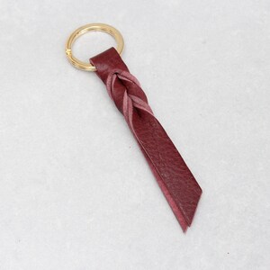 Porte-clés torsadé personnalisé en cuir sang de boeuf, petit, grain de bois bordeaux, couleur prune