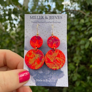 Pendientes llamativos en rojo, rojos brillantes, naranjas y dorados, pendientes de cuero pintados a mano