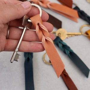 Personalised Leather Keyring with Twist Detail, Leather Keyfob with Twist Detail, Custom Leather Key Holder, Various Colours Available,