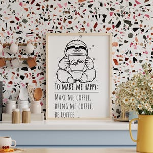 Könnte beinhalten: Ein gerahmter Druck mit einem Cartoon-Faultier, das eine Kaffeetasse hält. Das Schwarz-Weiß-Bild enthält den Text "Coffee" auf der Tasse und den Satz "TO MAKE ME HAPPY: MAKE ME COFFEE, BRING ME COFFEE, BE COFFEE..."