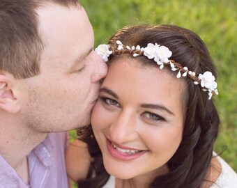 BLOSSOM White Flower Bridal Headpiece, Wedding crown, Floral crown, flower tiara, Whimsical floral hair band, woodland Crown