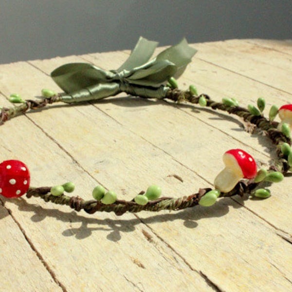 TOADSTOOL Pixie Mushroom Wreath - Flower crown Mushroom tiara floral crown Photo prop Wreath Birthday girl Circlet elf Hippie Headband