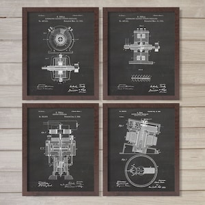 Op de afbeelding: Een set van vier zwart-witte vintage patentprints met illustraties van Nikola Tesla's ontwerpen voor wisselstroomgeneratoren. De prints zijn ingelijst in bruine houten frames en hebben een krijtbordachtige achtergrond.