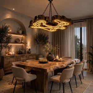 Puede incluir: Un comedor con una gran mesa de madera y ocho sillas beige. Sobre la mesa cuelga una lámpara distintiva con marco de madera y diseño de neón amarillo. La habitación tiene un ambiente cálido y acogedor.