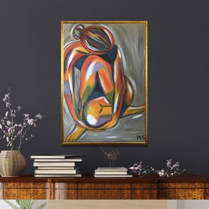 Puede incluir: Pintura abstracta de una persona en una pose sentada con colores vibrantes, incluyendo naranja, amarillo, verde, morado y azul. El fondo es de un gris apagado. La pintura está firmada "MS".