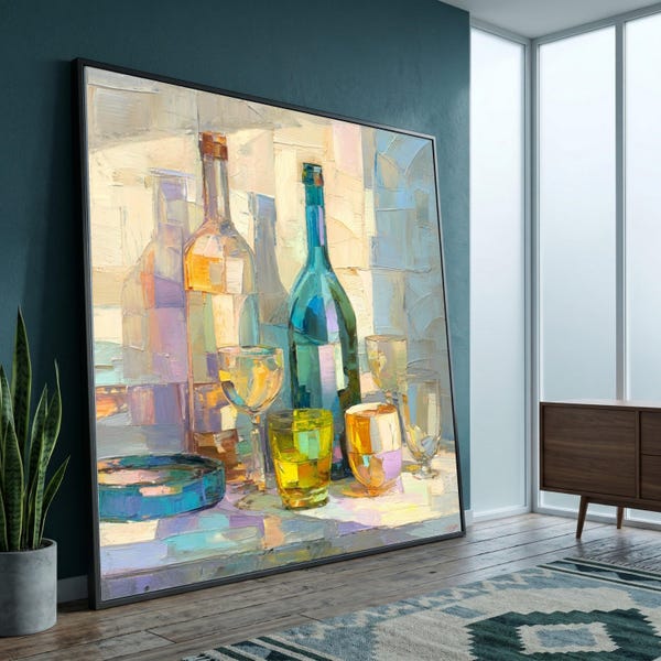 Peut inclure: Peinture abstraite d'une nature morte avec des bouteilles et des verres à vin. L'œuvre utilise une palette de bleus, de jaunes et d'oranges. La peinture est encadrée et adossée à un mur, avec un aperçu d'un intérieur moderne.