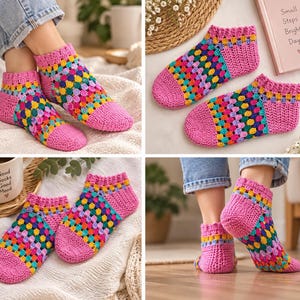 Könnte beinhalten: Knöchelsocken aus gehäkeltem Granny-Square-Muster in leuchtenden Farben mit einfarbigem rosa Garn an Zehen und Fersen. Das Design umfasst einen gewellten rosa Bündchenabschluss und einen bunten Mittelteil in Blau, Gelb und Grün.