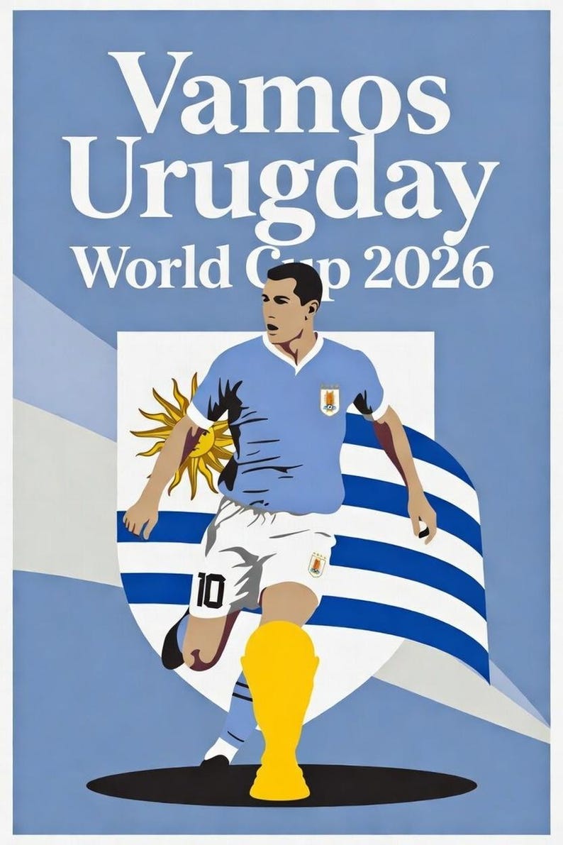 Pu&ograve; includere: Illustrazione di un calciatore con maglia azzurra con il numero 10, che calcia un pallone verso un trofeo d'oro. Lo sfondo presenta la bandiera uruguaiana e il testo "Vamos Uruguay World Cup 2026" in bianco.