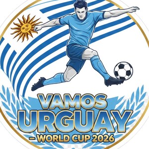 Pu&ograve; includere: Grafica circolare con un calciatore in divisa celeste che calcia un pallone. Il testo "VAMOS URUGUAY - WORLD CUP 2026" &egrave; visualizzato in blu e oro. Lo sfondo include la bandiera uruguayana e un sole.