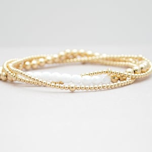 4 mm en 2 mm goudgevulde stapelarmband met witte vuurgepolijste kralen | Vriendschapsarmband | Stapelbare elastische stretch