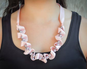 Lavendel Perlenkette mit rosa Seidenband | Statement Halskette | Elegante Perlenkette | chunky Perle langer Tropfen einzigartigen Schmuck