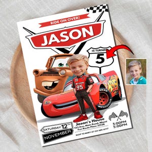 Caricature d'anniversaire ou d'invitation personnalisée : garçon en costume de course avec voiture, 5 ans, figurine personnalisée pour affichage de carte