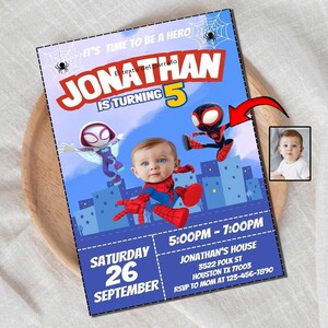 Carte d'invitation d'anniversaire pour garçon super-héros qui aura 5 ans – Carte d'invitation d'anniversaire caricature, personnalisée et amusante sur le thème des super-héros pour enfant
