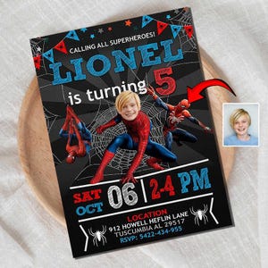 Faire-part d'anniversaire personnalisé, carte caricature, garçon de 5 ans, super-héros, invitation personnalisée et amusante sur le thème des super-héros pour les enfants