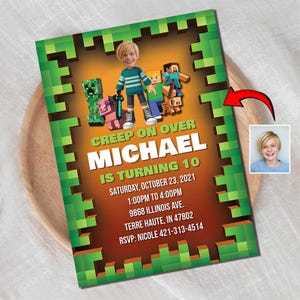 Biglietto d'invito per compleanno con un bambino dei cartoni animati che compie 7 anni - Caricatura 3D personalizzata, invito a tema supereroe personalizzato e divertente per bambini