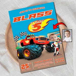 Caricature d'anniversaire ou d'invitation personnalisée - Déguisement garçon en course avec voiture, 5 ans, figurine personnalisée pour affichage de carte