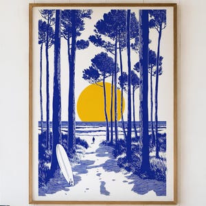 Könnte beinhalten: Ein gerahmter Kunstdruck mit einer blau-weißen Illustration eines Waldwegs, der zum Meer führt. Ein Surfbrett lehnt im Vordergrund an einem Baum, während eine große gelbe Sonne am Horizont steht. Eine kleine Figur geht in Richtung Meer.