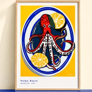 Puede incluir: Una lámina enmarcada que muestra un pulpo rojo centrado en un plato ovalado azul y blanco sobre un fondo amarillo brillante. Dos rodajas de limón amarillo están colocadas cerca del pulpo. El texto Pulpo Basco DÉLICES POP N°04 aparece impreso abajo.