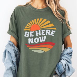 Be Here Now T-Shirt: Retro 70s Sunset Mindfulness Tee