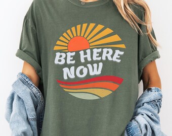 Be Here Now T-Shirt: Retro 70er Jahre Sonnenuntergang Achtsamkeit Tee