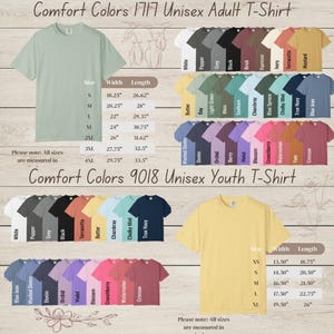 K&ouml;nnte beinhalten: Bild von Comfort Colors T-Shirts. Das Bild zeigt eine Vielzahl von T-Shirt-Farben und -Gr&ouml;&szlig;en f&uuml;r Erwachsene und Jugendliche. Die Ma&szlig;e sind in Zoll angegeben. Der Text "Comfort Colors 1717 Unisex Adult T-Shirt" und "Comfort Colors 9018 Unisex Youth T-Shirt" sind sichtbar.