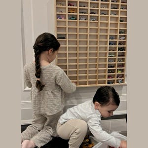 Garage per macchinine in legno per Hot Wheels • Contenitore per macchinine giocattolo personalizzato • Regalo per bambini piccoli • Espositore per modellini pressofusi da parete