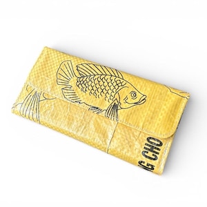 Könnte beinhalten: Eine weiße Keramik-Tasse mit schwarzem Henkel und dem Text "But First, Coffee" in schwarzer, handschriftlicher Schrift. Die Tasse steht auf einer weißen Oberfläche.