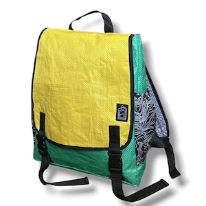 Könnte beinhalten: Ein farbenfroher Rucksack mit gelber Front, grünem Boden und gemusterter Seitenwand. Er hat schwarze Riemen und Schnallen sowie einen kleinen oberen Griff. Das Wort "TERRAIN" ist auf der Seite sichtbar.
