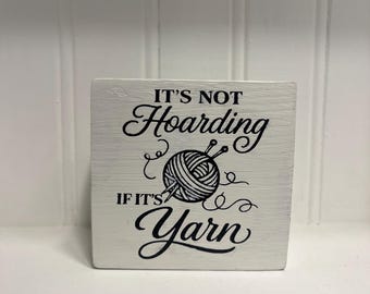No es acumulación si es hilo / Decoración divertida para tejer / Regalo de ganchillo / Bloque de madera para amantes del hilo