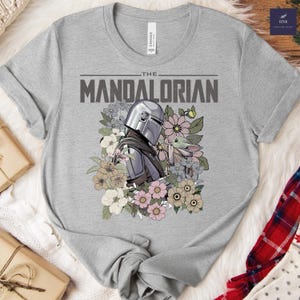 Camiseta de Star Wars Mandalorian Baby Yoda, Camiseta Grogu Floral, Camiseta linda de Star Wars, Camiseta Mandalorian, Camiseta de Star Wars para regalo imagen 6
