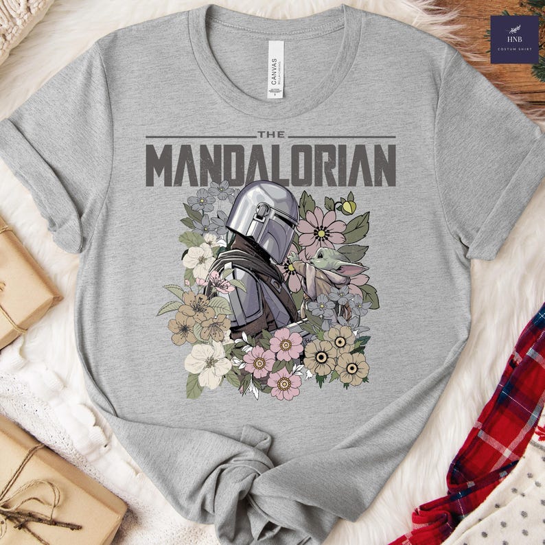 Camiseta de Star Wars Mandalorian Baby Yoda, Camiseta Grogu Floral, Camiseta linda de Star Wars, Camiseta Mandalorian, Camiseta de Star Wars para regalo imagen 6