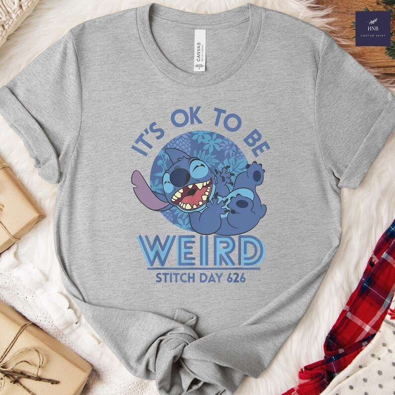 Camiseta Stitch "Está bien ser raro", Camiseta Stitch Día 626, Camiseta linda de Lilo y Stitch, Camiseta divertida de Disney Stitch, Regalo con gráfico de dibujos animados, Camiseta Disney imagen 6