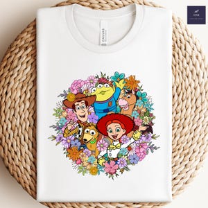 Komfortfarben Toy Story Floral Shirt, Disney World Toy Story Shirt, Sie haben einen Freund in mir Shirt, Toy Story Charaktere T-Shirt, Disney Familie