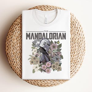 Camiseta de Star Wars Mandalorian Baby Yoda, Camiseta Grogu Floral, Camiseta linda de Star Wars, Camiseta Mandalorian, Camiseta de Star Wars para regalo imagen 2
