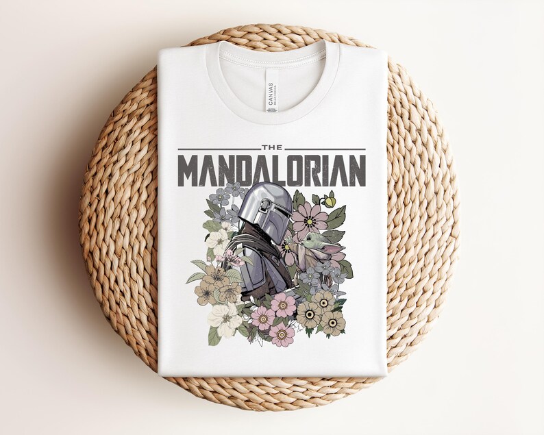 Camiseta de Star Wars Mandalorian Baby Yoda, Camiseta Grogu Floral, Camiseta linda de Star Wars, Camiseta Mandalorian, Camiseta de Star Wars para regalo imagen 2
