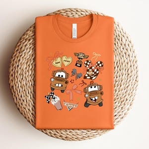 Maglietta Cars Mater Coquette, maglietta vintage patchwork Mater, maglietta carina Pixar con carro attrezzi, maglietta retrò con cartoni animati pastello, maglietta Disney per il compleanno dei bambini