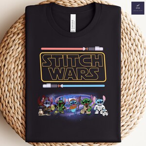 Puede incluir: Camiseta negra con un gr&aacute;fico amarillo y negro que dice "Stitch Wars". El gr&aacute;fico presenta un fondo de galaxia con seis personajes Stitch de la pel&iacute;cula de Disney Lilo & Stitch, cada uno sosteniendo un sable de luz.