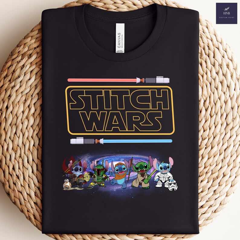 Puede incluir: Camiseta negra con un gr&aacute;fico amarillo y negro que dice "Stitch Wars". El gr&aacute;fico presenta un fondo de galaxia con seis personajes Stitch de la pel&iacute;cula de Disney Lilo & Stitch, cada uno sosteniendo un sable de luz.
