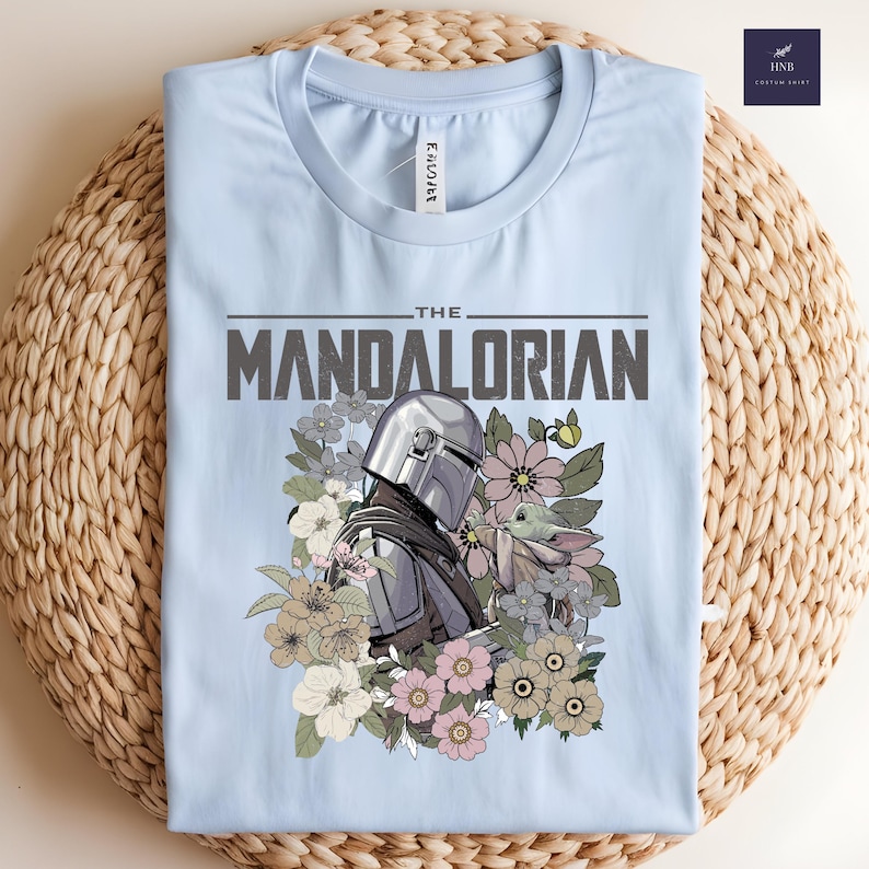 Camiseta de Star Wars Mandalorian Baby Yoda, Camiseta Grogu Floral, Camiseta linda de Star Wars, Camiseta Mandalorian, Camiseta de Star Wars para regalo imagen 1