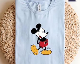 Camiseta vintage de Mickey Mouse, clásica camiseta de dibujos animados de Disney con estilo retro, camiseta con la icónica pose de Mickey caminando, atuendo familiar para un viaje a Disney.