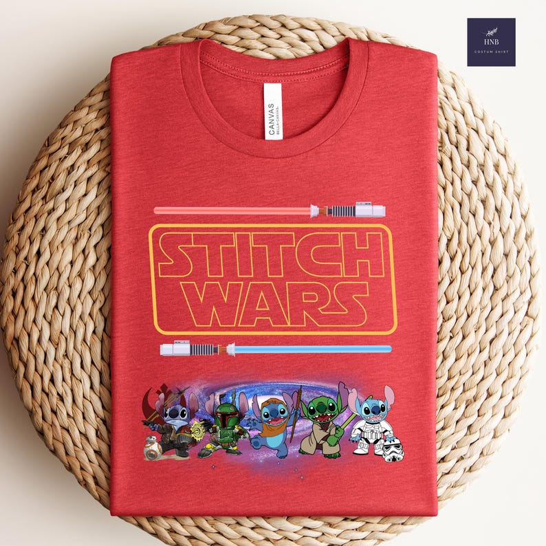 Puede incluir: Camiseta roja con el texto "Stitch Wars" en amarillo y un gr&aacute;fico de personajes de Stitch en un tema de Star Wars.